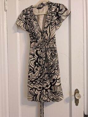 Vintage BCBG 100% Silk Dress black And White Abstract Print Size medium
